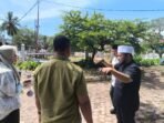 Gubernur Bengkulu Helmi Hasan bersama Kadis PUPR Bengkulu tengha berdiskusi untuk melakukan pemugaran rumah dinas Gubernur Bengkulu agar ruang terbuka luas dan nyaman.(Foto-MC Bengkulu)