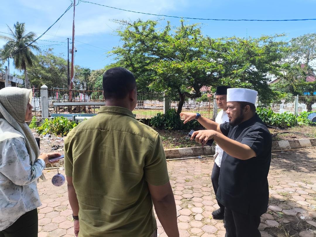 Gubernur Bengkulu Helmi Hasan bersama Kadis PUPR Bengkulu tengha berdiskusi untuk melakukan pemugaran rumah dinas Gubernur Bengkulu agar ruang terbuka luas dan nyaman.(Foto-MC Bengkulu)