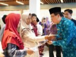 STIA Bengkulu Santuni Anak Yatim dan Dhuafa Staf Ahli Gubernur Bengkulu, Zahirman Aidi menyerahkan santunan kepada anak yatim dan Dhuafa. Acara ini dilaksanakan atas kerja sama STIA Bengkulu dan Pemprov Bengkulu, bertempat di Bencolen Mall, Jumat 21 Maret 2025.(Foto-MC Bengkulu)