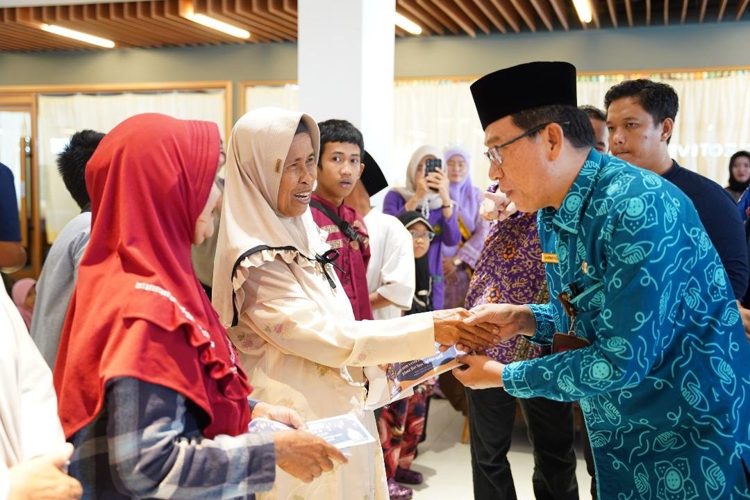 STIA Bengkulu Santuni Anak Yatim dan Dhuafa Staf Ahli Gubernur Bengkulu, Zahirman Aidi menyerahkan santunan kepada anak yatim dan Dhuafa. Acara ini dilaksanakan atas kerja sama STIA Bengkulu dan Pemprov Bengkulu, bertempat di Bencolen Mall, Jumat 21 Maret 2025.(Foto-MC Bengkulu)
