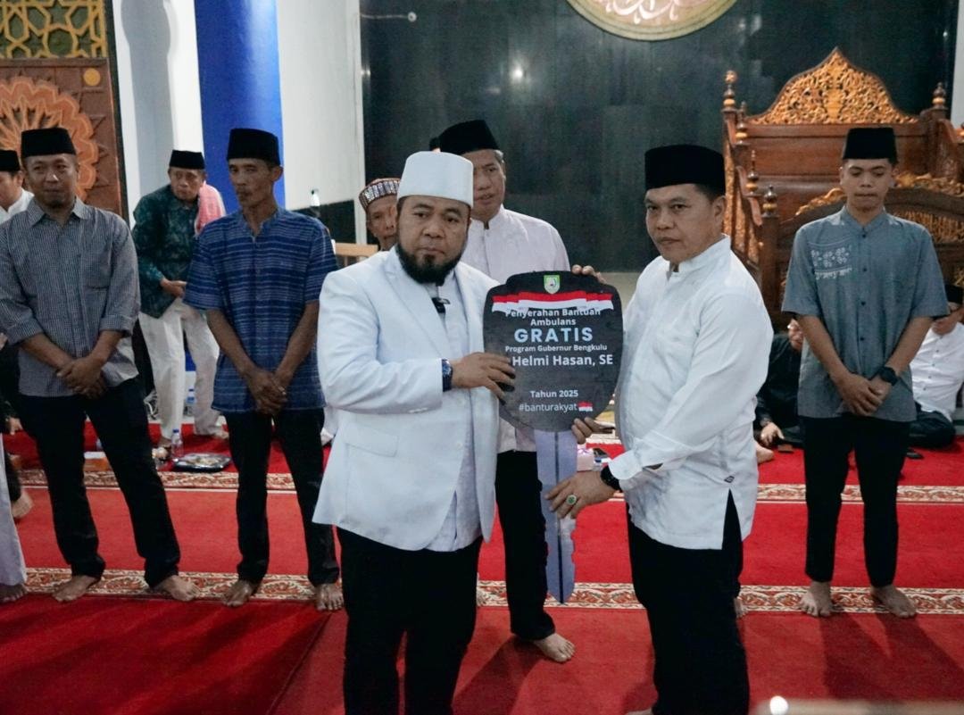 Safari Leboong Serahkan Mobil Gubernur Bengkulu serahkan bantuan mobil ambulan kepada Bupati Lebong, Azhari ketika melakukan Safari Ramadan di wilayah ini, Minggu 16 Maret 2025.(Foto-MC Bengkulu)