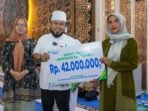 Safari Ramadan Helmi di Kota Bengkulu 1 Gubernur Bengkulu, Helmi Hasan menyerahkan santuan kematian kepada salah seorang ahli waris pada acara Safari Ramadan di Masjid At Taqwa Kota Bengkulu, Selasa 18 Maret 2025.(Foto-MC Bengkulu)