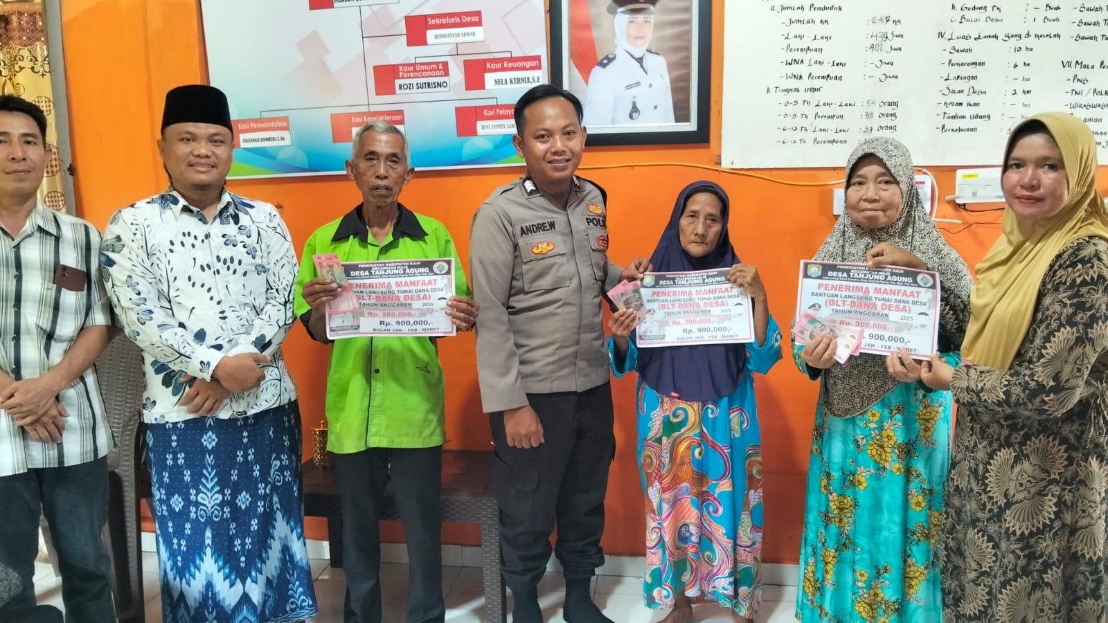Sebanyak 8 KK di Desa Tanjung Agung, Kecamatan Maje menerima dana BLT DD untuk triwulan pertama tahun 2025 sebesar Rp 900.000 atau masing-masing penerima manfaat menerima Rp 300.000 per bulan.(Foto HB/Fik)