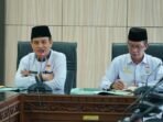 Pj Sekda Bengkulu, Herwan Antoni didampingi Asisten III Pemprov Bengkulu, Nandar Munadi rapat bahas masalah belasan ASN diblokir BKN, akibatnya kenaikan pangkat terhambat.(Foto-MC Bengkulu)