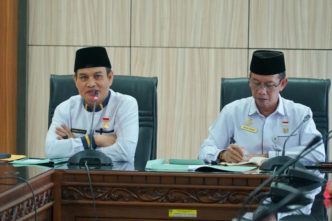 Pj Sekda Bengkulu, Herwan Antoni didampingi Asisten III Pemprov Bengkulu, Nandar Munadi rapat bahas masalah belasan ASN diblokir BKN, akibatnya kenaikan pangkat terhambat.(Foto-MC Bengkulu)