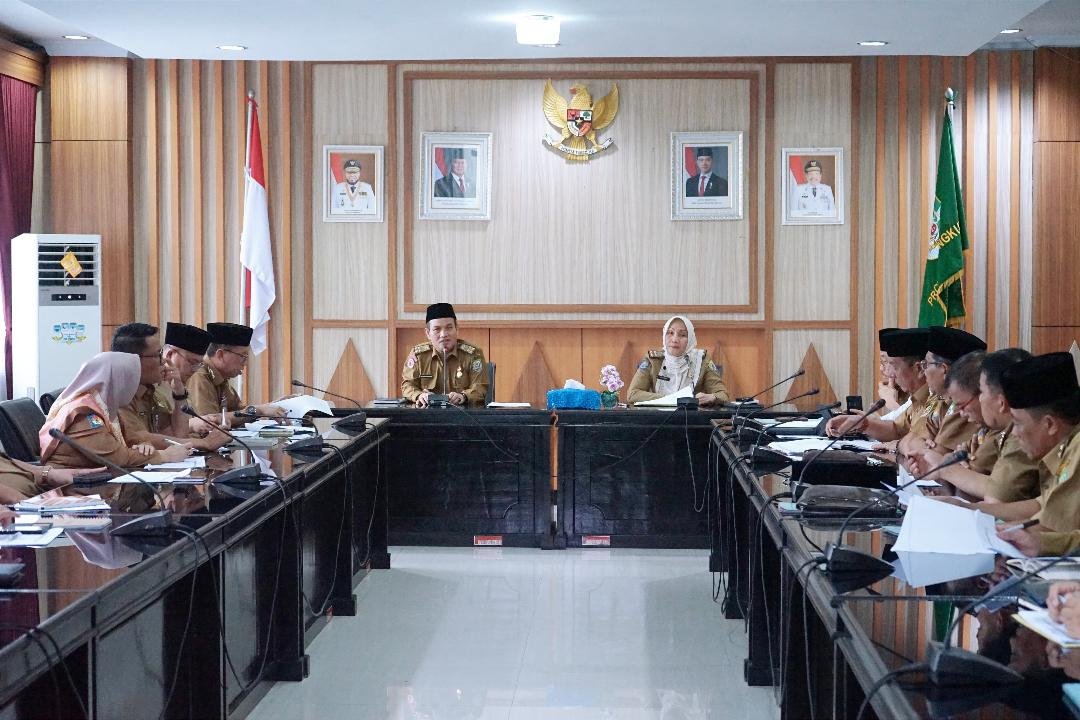 Sekda Herwan Antoni Sekdaprov Bengkulu, Herwan Antoni pimpinan rapat minta pimpinan OPD segera merealisasikan janji kampanye Helmi-Mian dalam program kerja 100, Senin 10 Maret 2025.(Foto-MC Bengkulu)