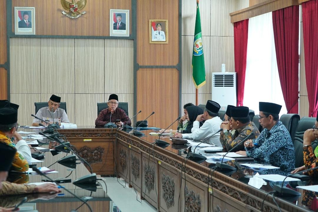 Sekda dan Kanwil Kemenag Rakor Program Gubernur Pj Sekda Provinsi Bengkulu, Herwan Antoni didampingi Kanwil Kemenang, M Abdu mimpin rakor linstas instansi di Bengkulu dalam rangka mempercepat program Gubernur dan Wagub Bengkulu, Jumat 21 Maret 2025.(Foto-MC Bengkulu)