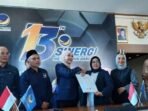 Suyatati Cabup PSU Bengkulu Selatan Ketua DPW Nasdem Bengkulu, Erna Sari Dewi menyerahkan B1Kwk kepada Suryati sebagai cabup menggantikan Gusnan Mulyadi pada PSU Bengkulu Selatan 19 April 2025 mendatang.(Foto-Ist)