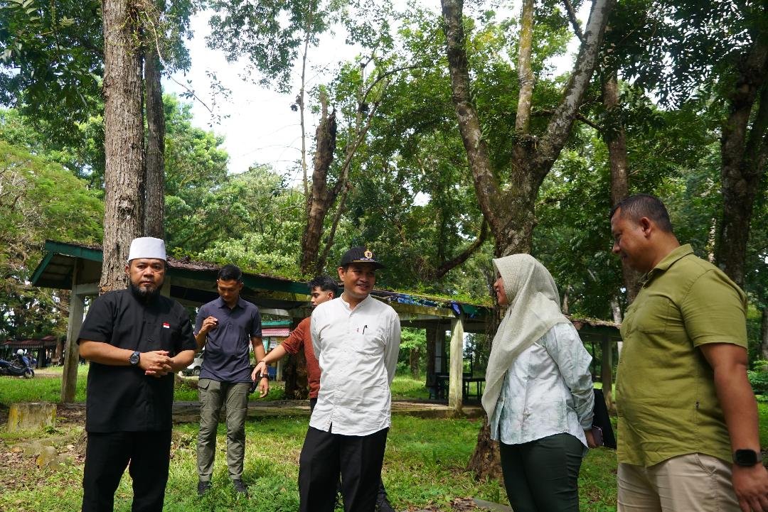 Gubernur Bengkulu Helmi Hasan didampingi Pj Sekdaprov, Herwan Antoni dan Kadis PUPR Bengkulu, Tejo Suroso meninjau Taman Remaja untuk diaktifkan kembali sebagai destinasi favorit masyarakat Bengkulu setelah ditutup beberapa tahun lalu.(Foto-MC Bengkulu)