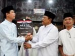 Wagub Bengkulu, Mian saat melakukan Safari Ramandan ke Kaur menyerahkan bantuan satu unit mobil ambulan kepada Bupati Kaur, Gusril Pausi, Rabu 12 Maret 2025.(Foto-MC Bengkulu)