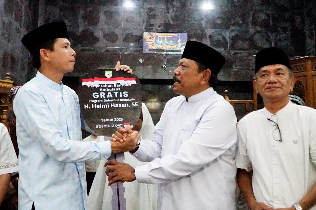 Wagub Bengkulu, Mian saat melakukan Safari Ramandan ke Kaur menyerahkan bantuan satu unit mobil ambulan kepada Bupati Kaur, Gusril Pausi, Rabu 12 Maret 2025.(Foto-MC Bengkulu)