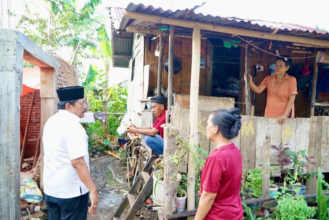 Wagub Mian Tinjau Rumah Tak Layah Huni Wagub Bengkulu, Mian meninjau rumah tak layah huni untuk dibedah dalam waktu dekat ini. Rumah tersebut berlokasi di Kelurahan Tanjung Agung, Kelurahan Muara Bangkahulu, Kota Bengkulu, Selasa 25 Maret 2025.(Foto/MC Bengkulu)
