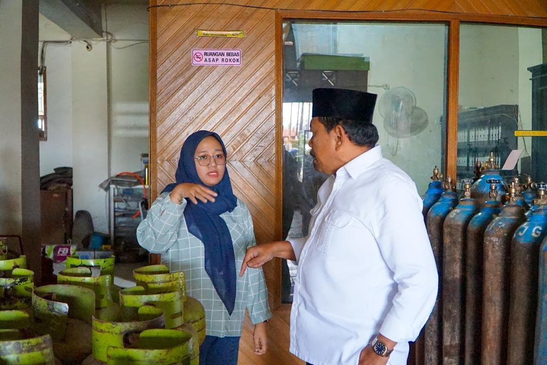 Wakil Gubernur Bengkulu, Mian melakukan sidak ke pangkalan gas elpiji di Kota Bengkulu untuk memastikan stok gas 3 kg aman dan tepat sasaran, Jumat 14 Maret 2025.(Foto-MC Bengkulu)