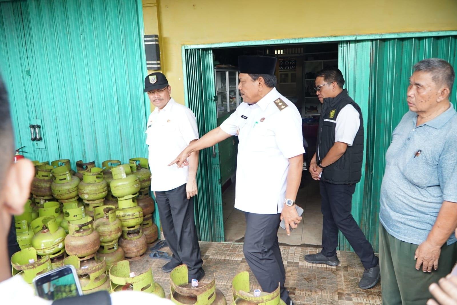 Wagub Bengkulu, Mian didampingi Kadis ESDM, Doni Suabuana melakukan sidak ke pangkalan gas di Kota Bengkulu untuk memastikan stok dan harga normal.(Foto-MC Bengkulu)