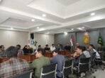 Walhi Bengkulu di Kejagung Direktur Eksekutif Walhi Bengkulu, Dodi Faisal dan kawan-kawan berada di kantor Kejagung RI melaporkan PT Agro Bengkulu Selatan diduga beroperasi tanpa mengantongi izin HGU akibat negera dirugikan miliar rupiah, Jumat 7 Maret 2025.(Foto-Wahli)