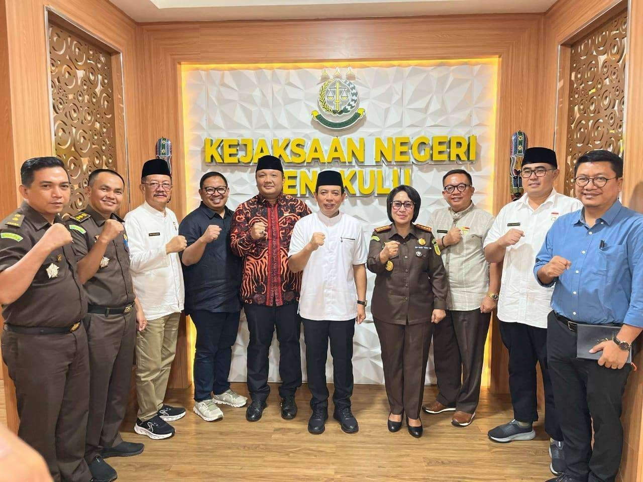 Wali Kota Baagun Kaloborasi Kajari Bengkulu Wali Kota dan Wawali Kota Bengkulu, Dedy-Roni bersama pejabat pemkot foto bersama dengan Kajari dan jajaran saat bersilaturahmi dengan Kepala Kejari Bengkulu, Kamis 6 Maret 2025.(Foto-MC Pemkot Bengkulu)