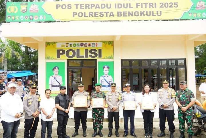 Wali Kota Tinjau PAM Lebaran Wali Kota dan Walkot Bengkulu, Dedy Wahyudi-Roni Tobing bersama Forkopimda melakukan pemantuan posko pengamanan untuk memastikan Bengkulu aman jelang Idulfitri 1446 Hijriyah.(Foto/MC Pemkot Bengkulu)
