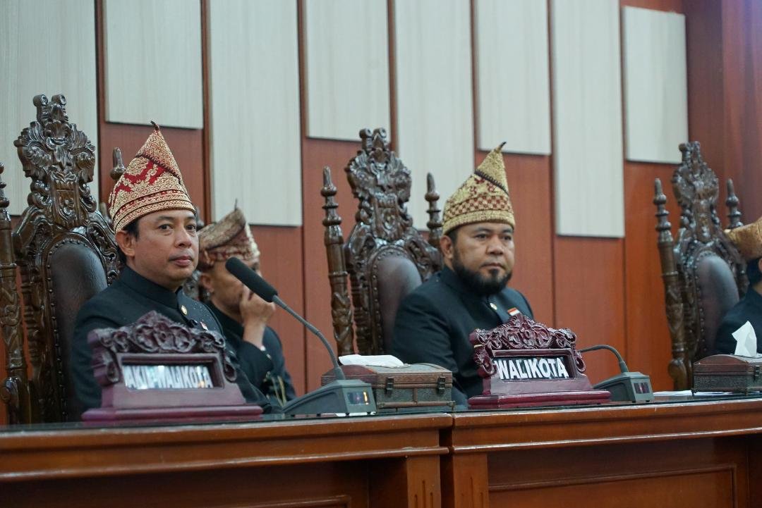 Wali Kota Bengkulu Dedy Wahyudi dan Gubernur Bengkulu, Helmiu Hasan menghadiri Rapat Paripurna DPRD Kota Bengkulu dalam rangka memperingati HUT Kota Bengkulu ke-306 tahun 2925, Senin 17 Maret 2025.(Foto-MC Bengkulu)