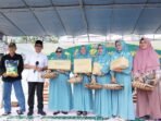 Wali Kota Bengkulu, Dedy Wahyudi memberikan bingkisan sembako berupa telur, gula dan tepung kepada sejumlah warga kota yang ulang tahun ketika menghadiri acara pasar murah di Kelurahan Jalan Gedang, Rabu 12 Maret 2025.(Foto-Bengkulu Today)