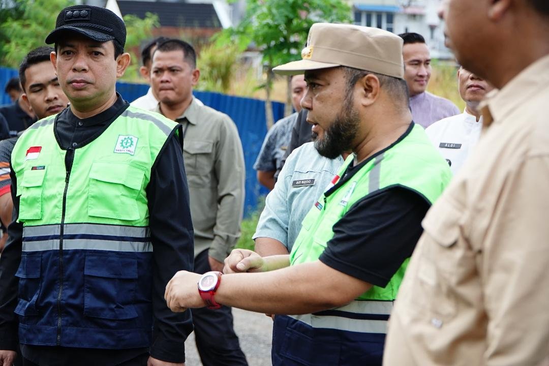 Wali kota dan Gubernur Bengkulu Wali Kota Bengkulu, Dedy Wahyudi dan Gubernur Bengkulu Helmi Hasan (kanan) meninjau drainase di Kelurahan Penurunan, Kecamatan Ratu Agung. Hal ini dilakukan Helmi dalam rangka membantu Pemkot Bengkulu atasi banjir, Selasa 4 Maret 2025.(Foto-MC Bengkulu)