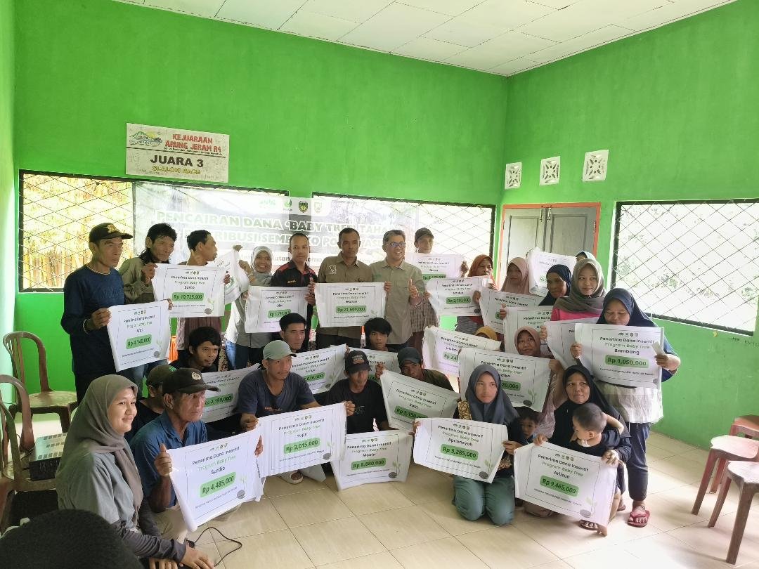 Ratusan petani di Bengkulu Selatan mendapat menghargaan dari Warsi karena berhasil merawat pohon dengan baik di sekitar mereka tinggal.(Foto/Ist)