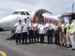 Wings Terbangi Bengkulu Asisten II Pemprov Bengkulu, Raden Ahmad Deny beserta pilot dan kru maskapai Wings Air foto bersama di Bandara Fatmawati Bengkulu dalam penerbangan perdana Bengkulu-Padang, Rabu 26 Maret 2025.(Foto/Ist)