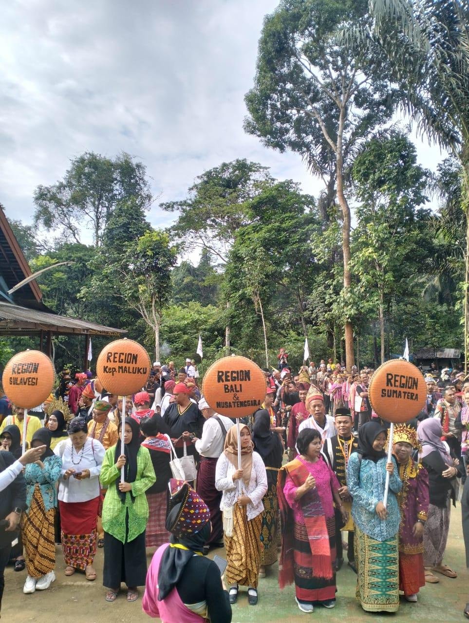Aliansi Masyarakat Adat Nasional (AMAN) menggelar pertemuan di masyarakat adat Kutai Lawas Sumping Layang di Desa Kedang Ipil, Kalimantan Timur, Senin (14/4/2025).(Foto/Ist)