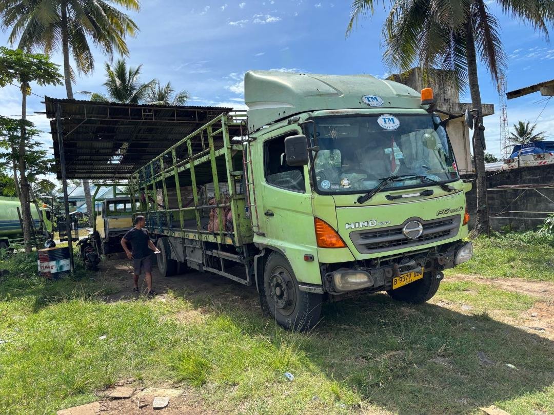 Anggota Reskrimsus Polda Bengkulu amanakn pelaku dan barang bukti penimbun BBM subsidi jenis solar dan pertaliter sebanyak 950 liter.(Foto HB/FIR)