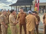 Bupati Bengkulu Tengah Rachmat Riyanto menyalami kepala OPD dan ASN usai pimpin apel pagi di halaman kantor pemkab setempat, Selasa 8 April 2025.(Foto/Ist)