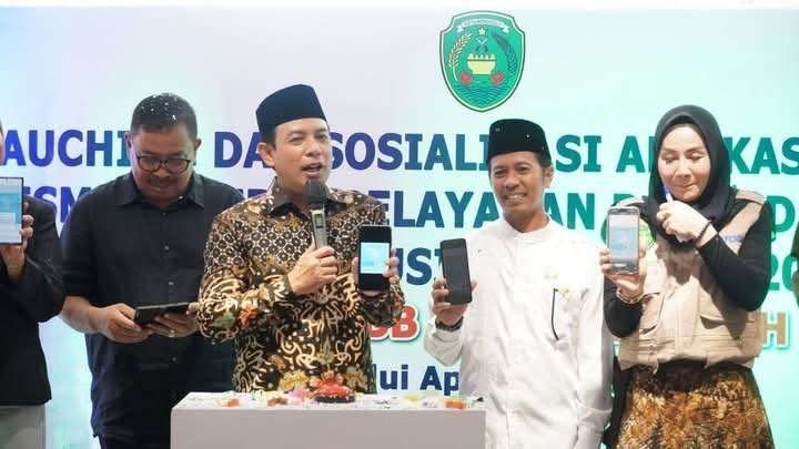 Wali Kota Bengkulu, Dedy Wahyudi melunching Aplikasi PADEK bayar PBB bagi warga Kota Bengkulu, di Bencoolen Mall, pekan lalu.(Foto/Ist)