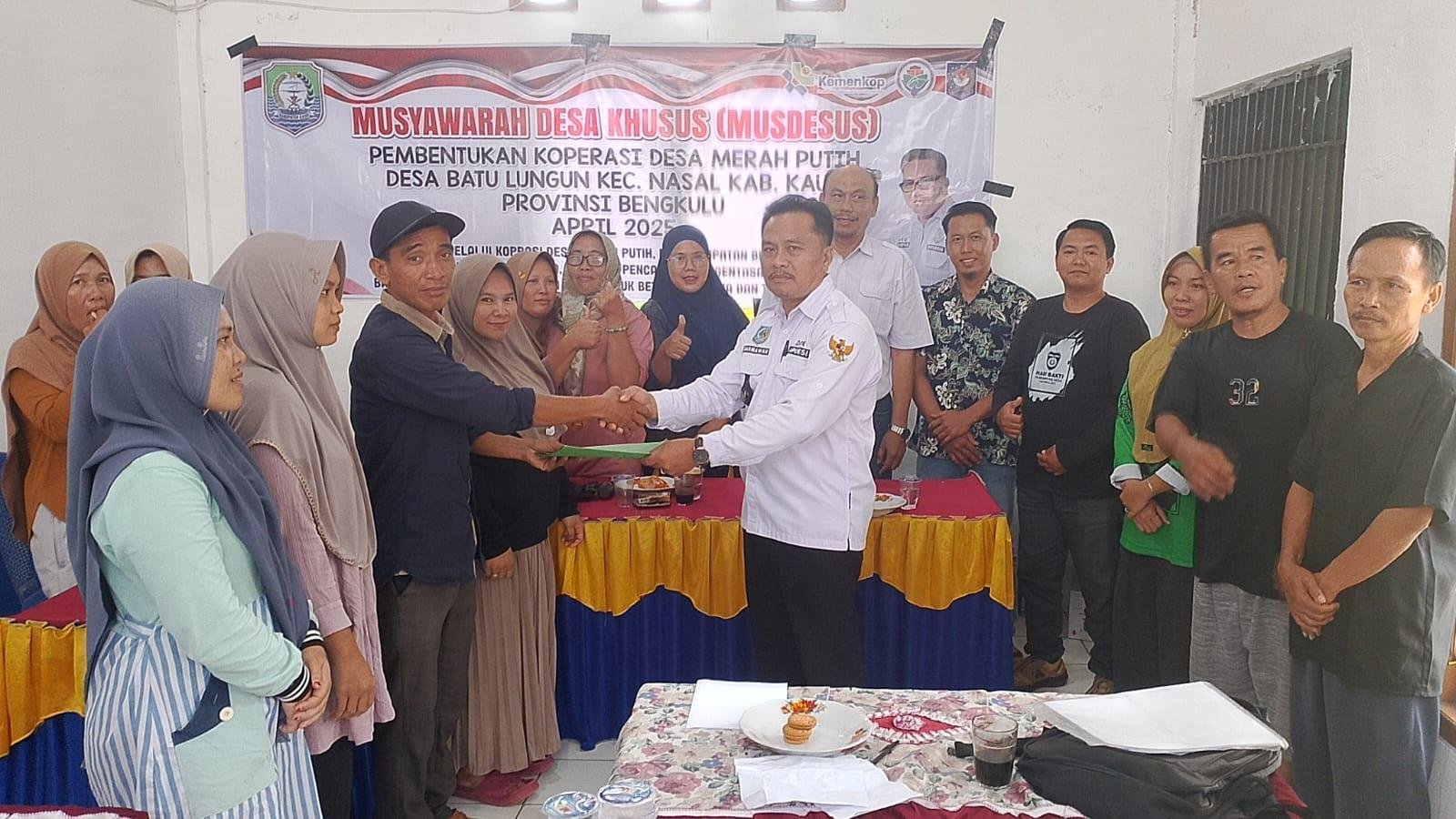 Bentuk Koperasi Merah Putih di Nasal Masyarakat dan pemdes serta pihak terkait Desa Batu Lungun, Kecamatan Nasal, Kabupaten Kaur menggelar rapat khusus pembentukan Koperasi Merah Putih di desa tersebut.(Foto HB/Kif)