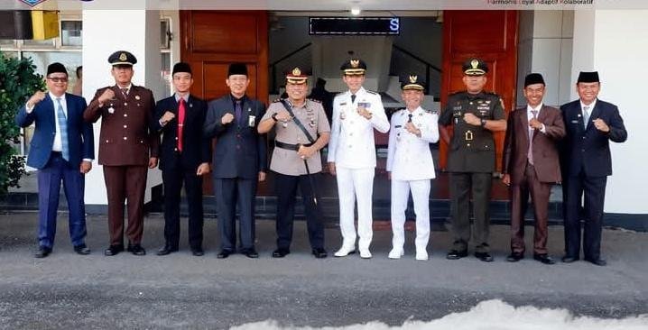 Bupati dan Wabup Kaur, Gusril-Abdul Hamid foto bersama Forkompinda dan pimpinan instansi di daerah usai menggelar upacara memperingati hari Otonomi Daerah tahun 2025.(Foto/Ist)