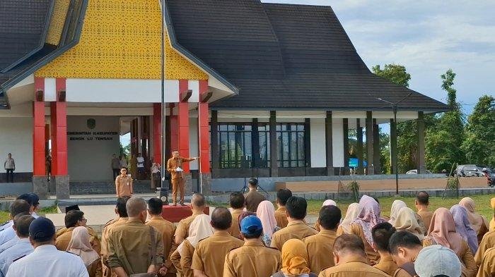Bupati Bengkulu Tengah, Rachmat Riyanto pimpin apel hari pertama masuk kantor setelah libur panjang Idulfitri 1446 Hijriyah, Selasa 8 April 2025.(Foto/Ist)