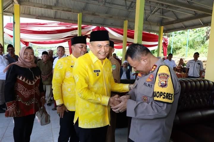Bupati dan Wabup Bengkulu Tengah, Rachmat Riyanto-Tarmizi menghadari acara halal bi halal di Desa Air Sebakul, Kecamatan Karang Tinggi, Rabu 9 April 2025.(Foto/MC Pemkab Benteng)