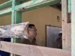 Bupati Bengkulu Tengah, Rachmat Riyanto melakukan sidak ke SDN 23 menemukan bangunan kelas rusak berat. Pemkab Benteng targetkan tahun ini seluruh sekolah rusak dilakukan perbaikan.(Foto/Ist)