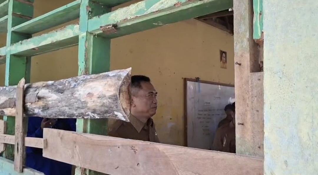 Bupati Bengkulu Tengah, Rachmat Riyanto melakukan sidak ke SDN 23 menemukan bangunan kelas rusak berat. Pemkab Benteng targetkan tahun ini seluruh sekolah rusak dilakukan perbaikan.(Foto/Ist)