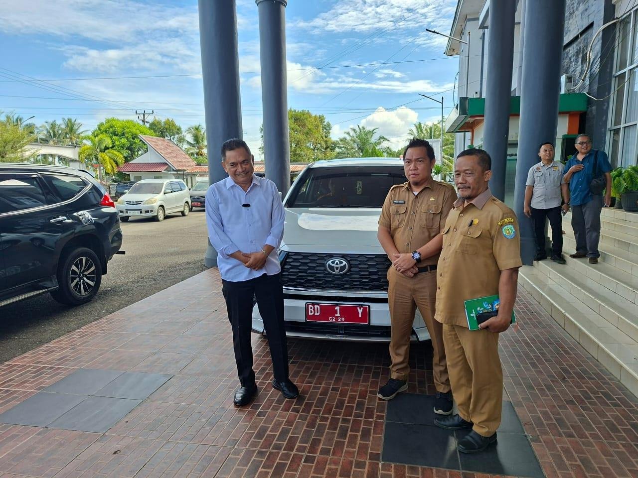 Bupati Sapkan Mobil Nikah Warga Benteng Bupati Rachmat Riyanto siapkan satu unit mobil dinas Innova Zenix Hydrid BD 1 Y untuk gunakan acara pernikahan warga Bengkulu Tengah.(Foto/Ist)