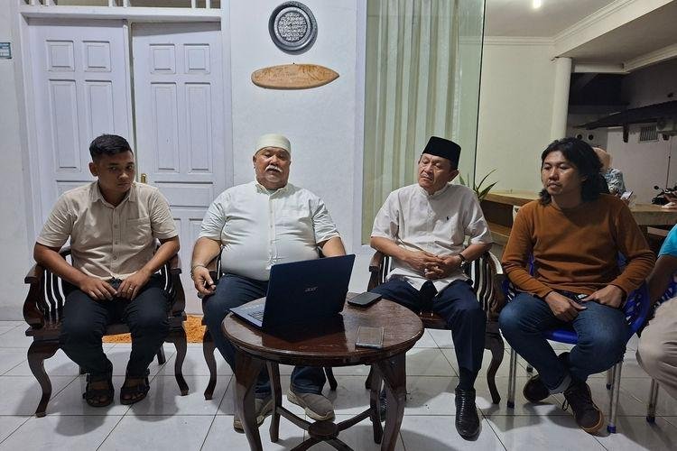 Calon bupati Bengkulu Selatan, Rivai Tajudin (kedua dari kiri) memberikan keterangan pers usai pelaksanaan PSU. Dari hasil hitungan cepat internal C1 dari seluruh TPS pasangan Rivai-Yevri klaim menang 52 persen.(Foto/Ist)