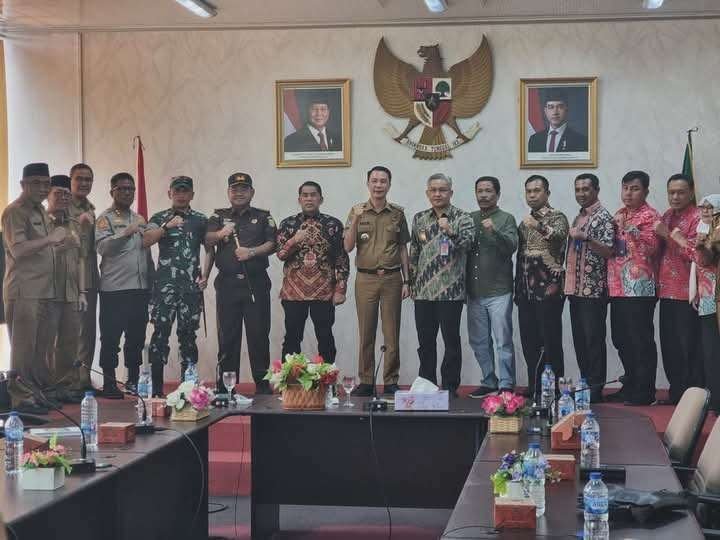 DPRD Bengkulu dan Bupati Rejang Lebong Anggota DPRD Provinsi Bengkulu, Usin Sembiring foto bersama Bupati Rejang Lebong, Fikri dan para pejabat setempat usai membahas pemberantasan narkoba di wilayah tersebut.(Foto/Ist)