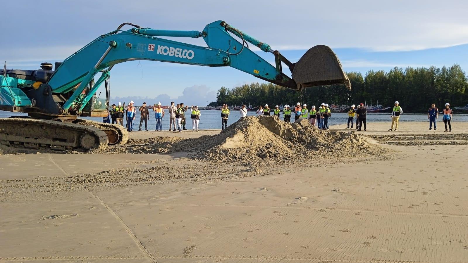 Alat berat exavator mulai mengeruk alur pelabuhan Pulau Baai, Bengkulu agar kapal-kapal bisa merapat di pelabuhan ini dengan baik.(Foto/Ist)