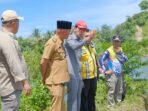 Gusril Timjau Titik Banjir Bupati Kaur, Gusril Pausi didampingi sejumlah kepala OPD lingkup pemkab setempat meninjau titik bajiir di Desa Air Kering II, Kecamatan Padang Guci Hilir.(Foto/Ist)