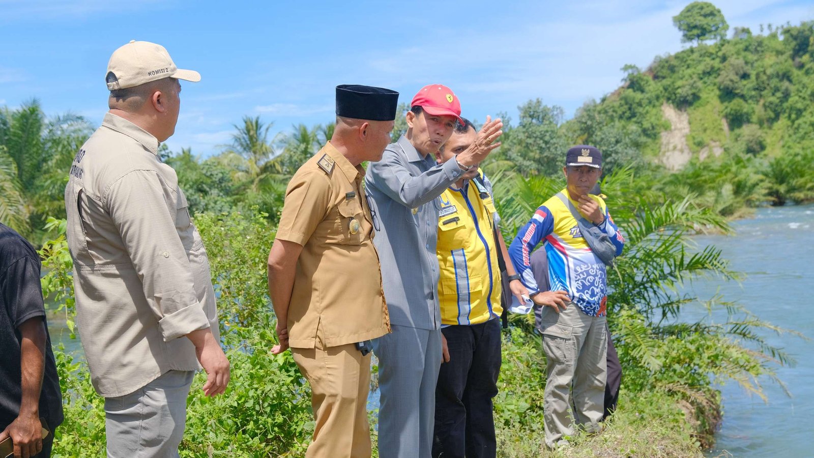 Bupati Kaur, Gusril Pausi didampingi sejumlah kepala OPD lingkup pemkab setempat meninjau titik bajiir di Desa Air Kering II, Kecamatan Padang Guci Hilir.(Foto/Ist)