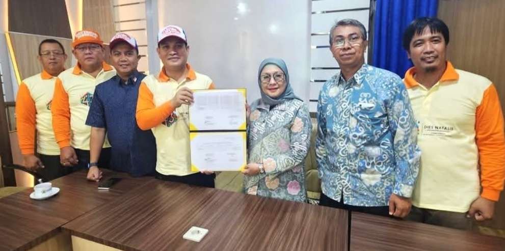 Hibah Tanah ke Unib Plt Sekda Bengkulu, Herwan Antoni menyerahkan surat hibah lahan seluas 2 hektare kepada Rektor Unib Bengkulu, Retno Agustina Ekaputri.(Foto/Ist)