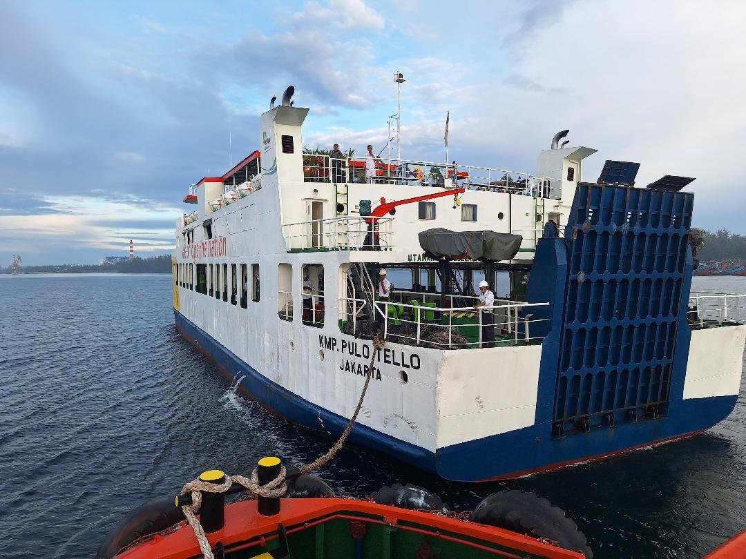 Kapal Laut (KM) Pulo Telo milik PT ASDP menghentikan pelayaran Bengkulu-Enggano dan sebaliknya akibat persedian bahan bakar minyak BBM habis.(Foto/Ist)