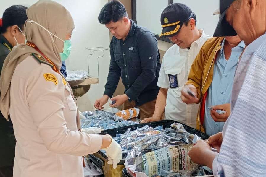 Karantika Bengkulu gagalkan pengiriman ratusan ekor kumbang tanduk ke Jakarta karena tanpa dilengkapi dokumen karantina dari daerah asal.(Foto/Ist)