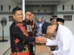 Kepala Lapas Klas II Bengkulu, Yuniarto menyerahkan surat keputusan (SK) remisi kepada salah seorang napi penghuni lapas klas II Bentiring Bengkulu pada Hari Raya Idulfitri 1446 Hijriyah, Senin 31 Maret 2025.(Foto/Istimewa)