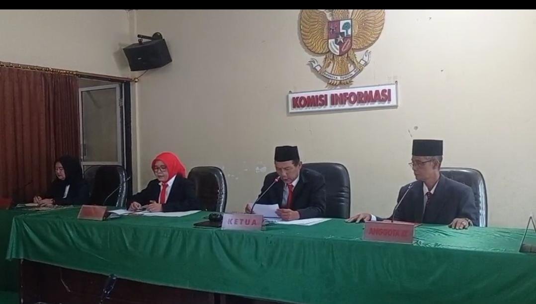 Komisi Informasi Bengkulu Gelar Sidang Perdana Kasus Sengketa Informasi Komisi Informasi (KI) Bengkulu menggelar sidang perdana tahun 2025 atas kasus sengketa informasi di Desa Batu Giling, Kabupaten Kepahiang, Rabu 16 April 2025.(Foto/Ist) .