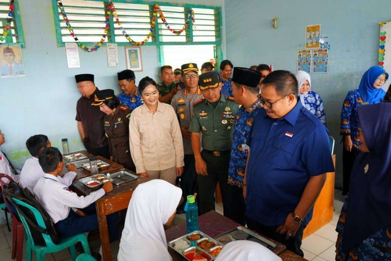 Kepala Satuan Pelaksana Program Gizi (SPPG) Kota Bengkulu, Gloria Erysa Meilinda Situmorang, Dandim Kota Bengkulu, Letkol Widi dan pejabat terkait meninjau salah satu SDN yang melaksanakan MBG.(Foto/Ist)