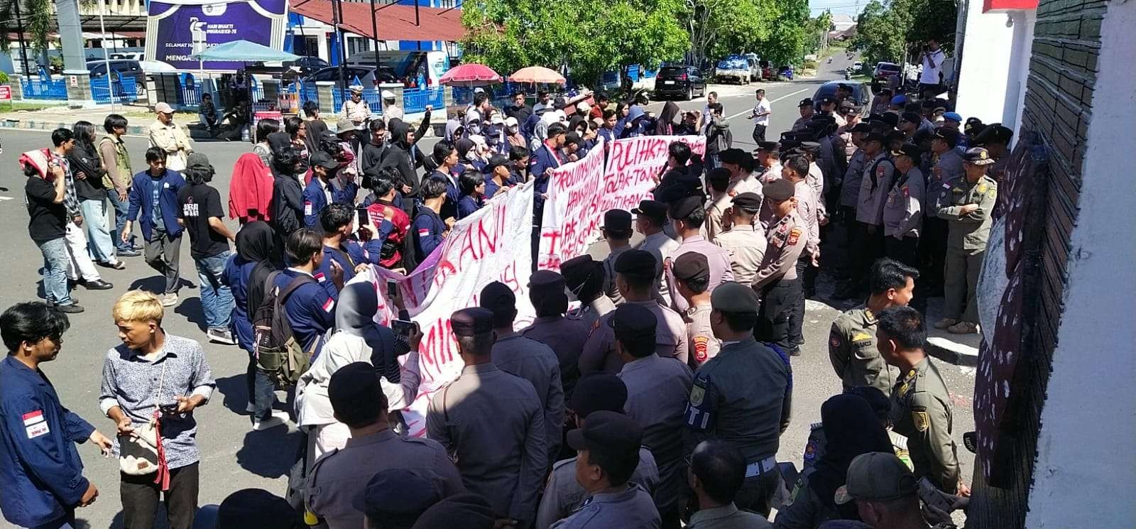 Mahasiswa Tolak Tambang Emas Seluma Sejumlah mahasiswa yang tergabung dalam Koalisi Raflesia Mekar menggelar aksi di depan kantor Gubernur Bengkulu menolak tambang emas di Kabupaten Seluma, karena lokasi berada di hutan lindung dan bila beroperasi akan merusak lingkungan sekitarnya.(Foto/Ist)