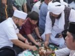 Makan Bersama Helmi Hasan Gubernur Bengkulu Helmi Hasan, Ustadz Derry Sulaiman ikut makan pada acara akbar makan bersama di masjid Raya Baitul Izzah Bengkulu, Rabu 9 April 2025.(Foto/MC Bengkulu)
